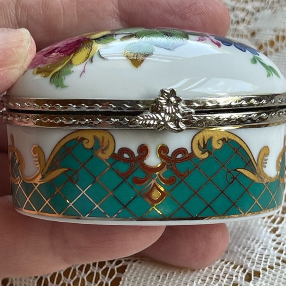 Mini porcelain box w/hinged lid, vintage - Picture 3 of 16